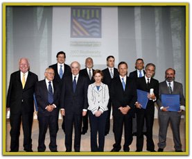 En primera fila aparecen, de izquierda a derecha, los premiados Peter Raven y Harold Mooney, Premio Investigaci&oacute;n; el presidente de la Fundaci&oacute;n BBVA, Francisco Gonz&aacute;lez; la ministra de Medio Ambiente, Medio Rural y Marino, Elena Espinosa; Carlos Mart&iacute;nez, secretario de Estado de Investigaci&oacute;n; Roberto Pedraza, director del Centro Ecol&oacute;gico de Sierra Gorda (M&eacute;xico), Premio Actuaciones en Am&eacute;rica Latina; y Benigno Varillas; Premio Difusi&oacute;n.